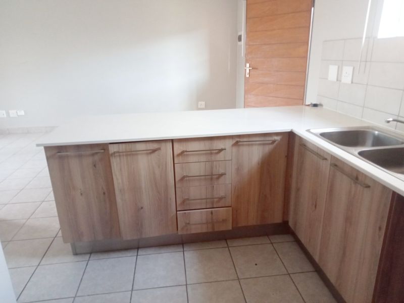 Upmarket Two Bedroom Ground-floor Unit with a Private Garden  - Photo 6