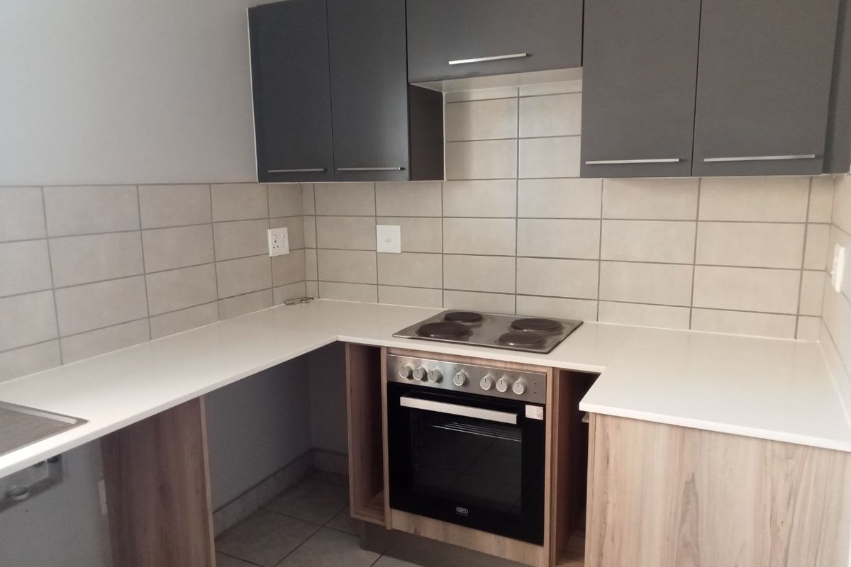 Upmarket Two Bedroom Ground-floor Unit with a Private Garden  - Photo 4
