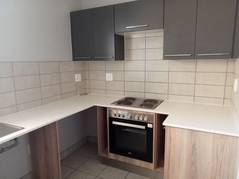 Upmarket Two Bedroom Ground-floor Unit with a Private Garden  - Photo 4
