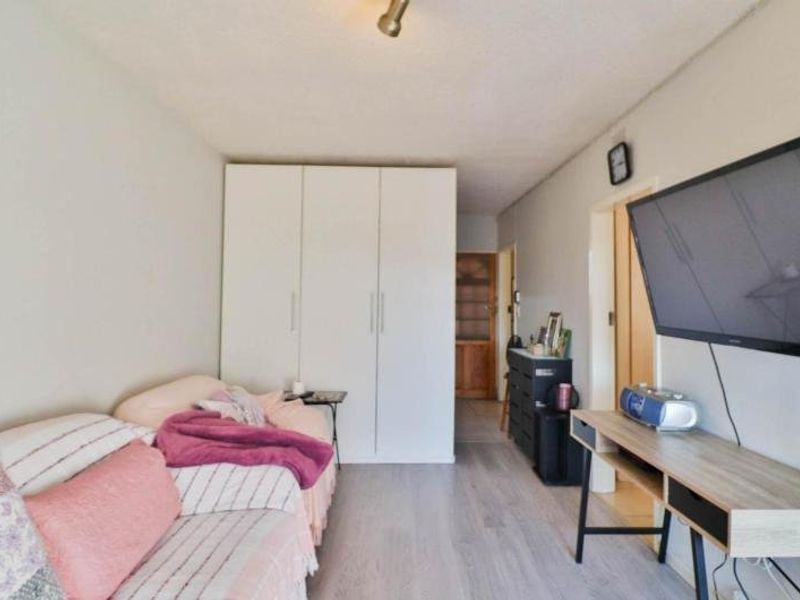 1 Bedroom Apartment in Edenvale Central - Photo 9