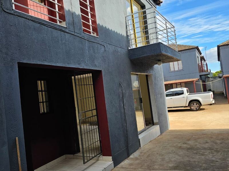2 Bedroom  1 bathroom to Rent in Maniini Thohoyandou - Photo 2
