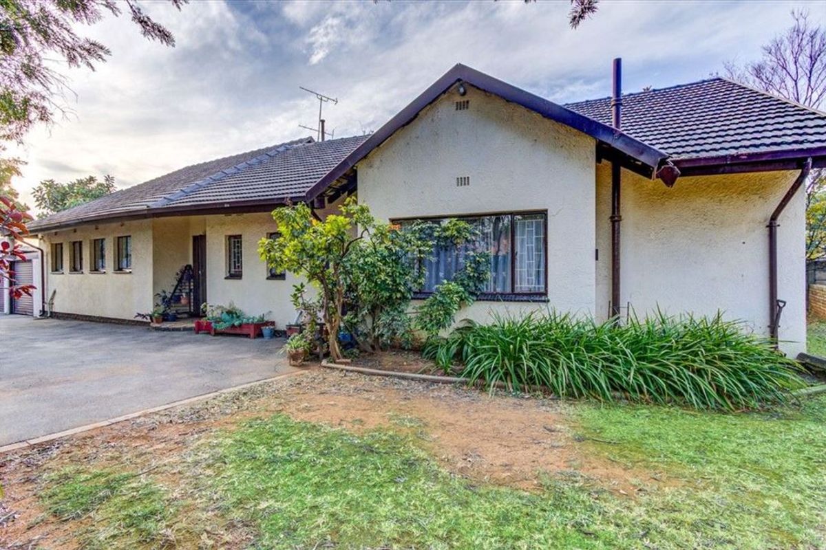 Spacious Family Home with Granny Flat - Photo 3