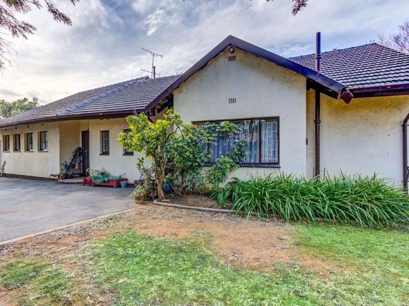 Spacious Family Home with Granny Flat - Photo 3