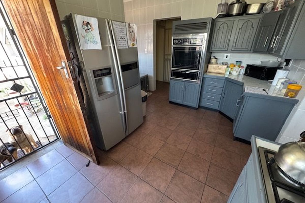 Elegant Family Home with Study and Granny Flat - Photo 2