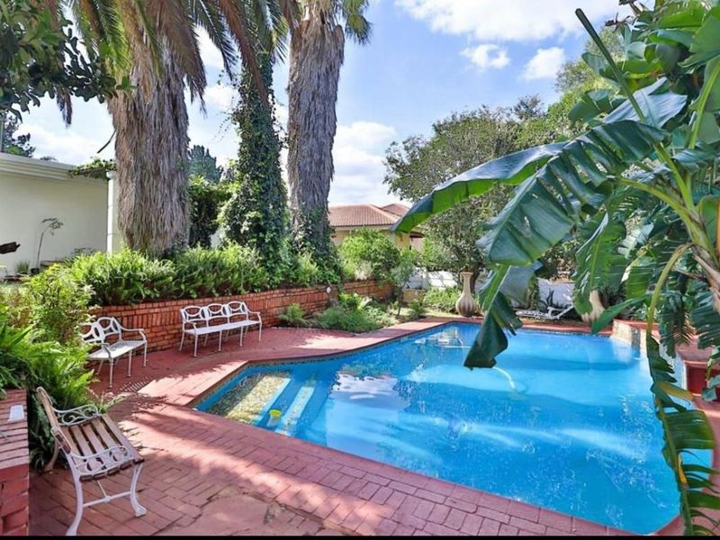 Modern Comfort Meets Entertainer’s Dream Home  - Photo 4