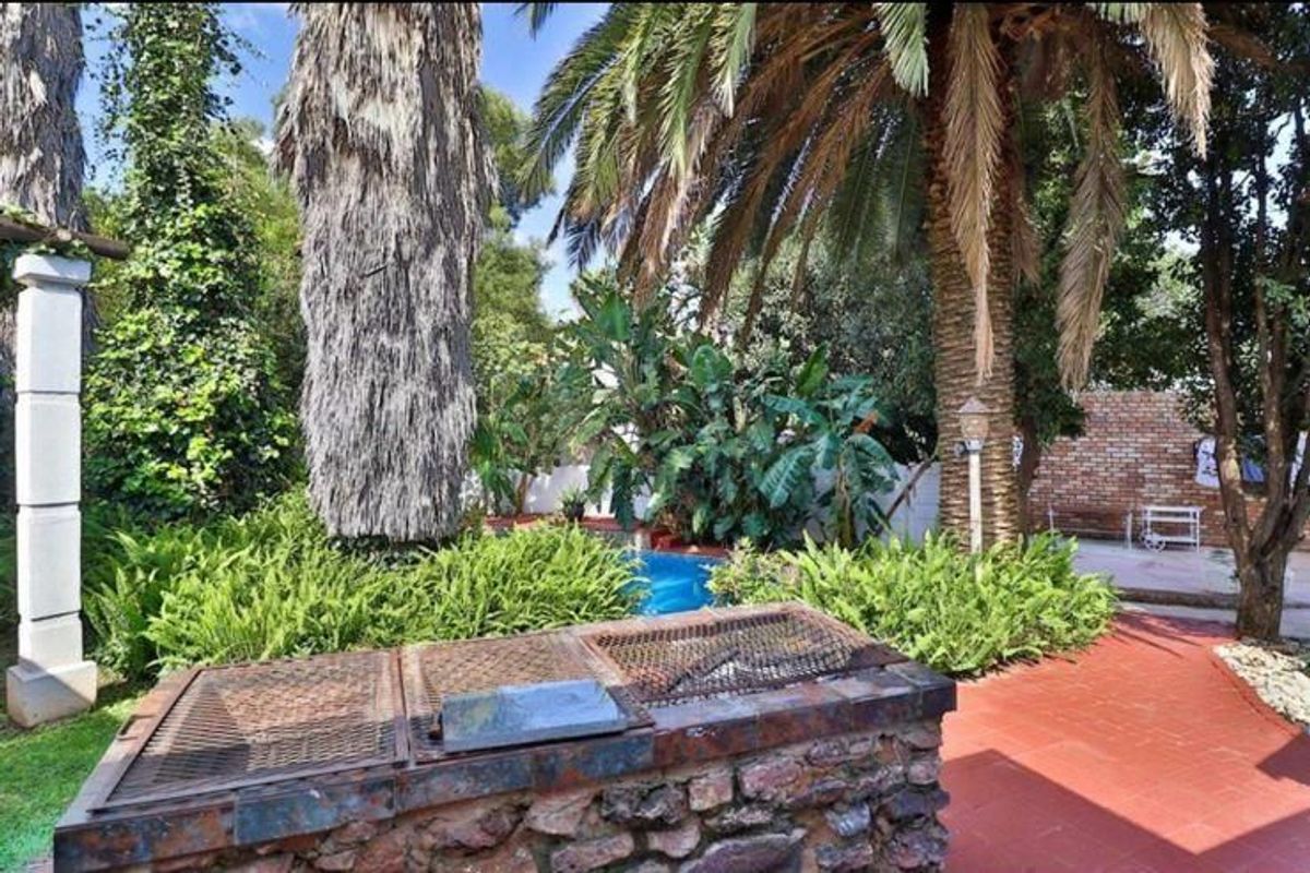 Modern Comfort Meets Entertainer’s Dream Home  - Photo 3