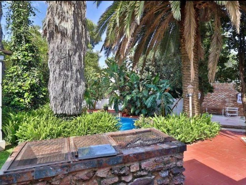 Modern Comfort Meets Entertainer’s Dream Home  - Photo 3