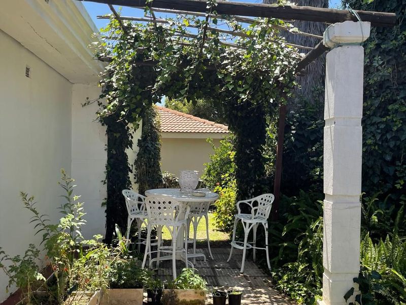 Modern Comfort Meets Entertainer’s Dream Home  - Photo 7