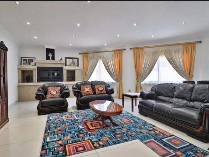 Modern Comfort Meets Entertainer’s Dream Home  - Photo 8