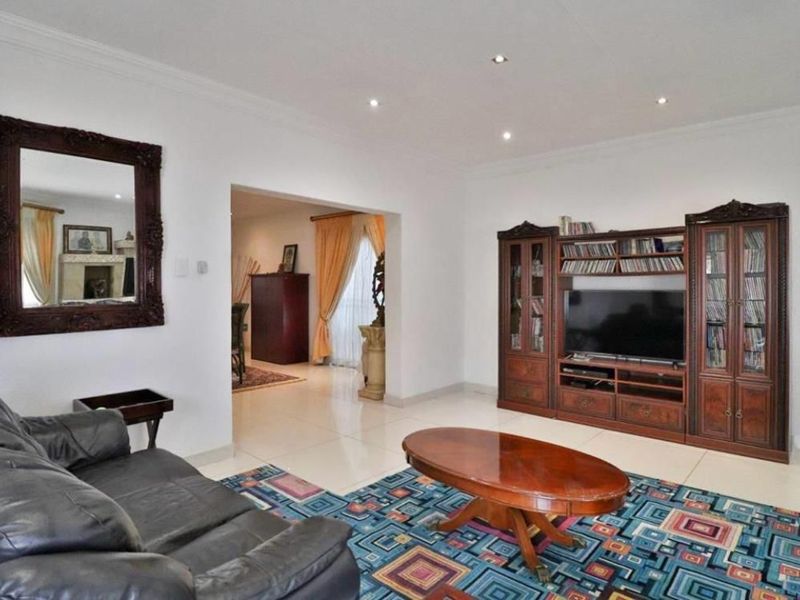 Modern Comfort Meets Entertainer’s Dream Home  - Photo 9