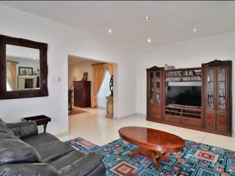 Modern Comfort Meets Entertainer’s Dream Home  - Photo 10