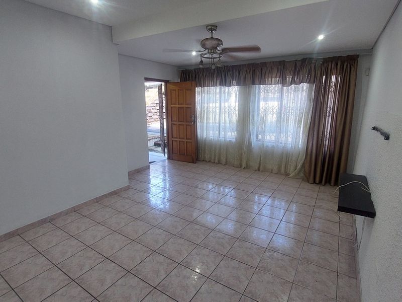 Stand alone house for rent in Umhlatuza  - Photo 9