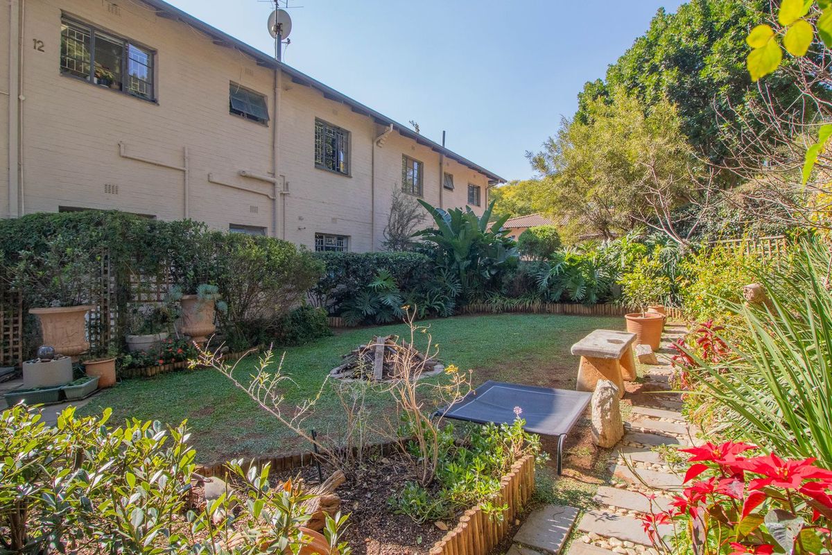 CHARMING PET FRIENDLY APARTMENT WITH PRIVATE GARDEN - Photo 2