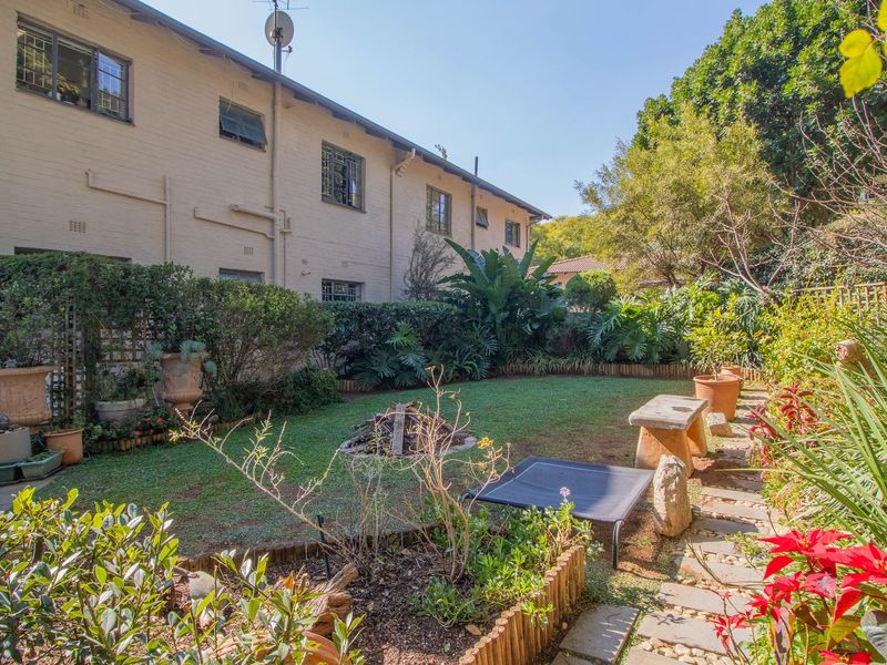 CHARMING PET FRIENDLY APARTMENT WITH PRIVATE GARDEN - Photo 2