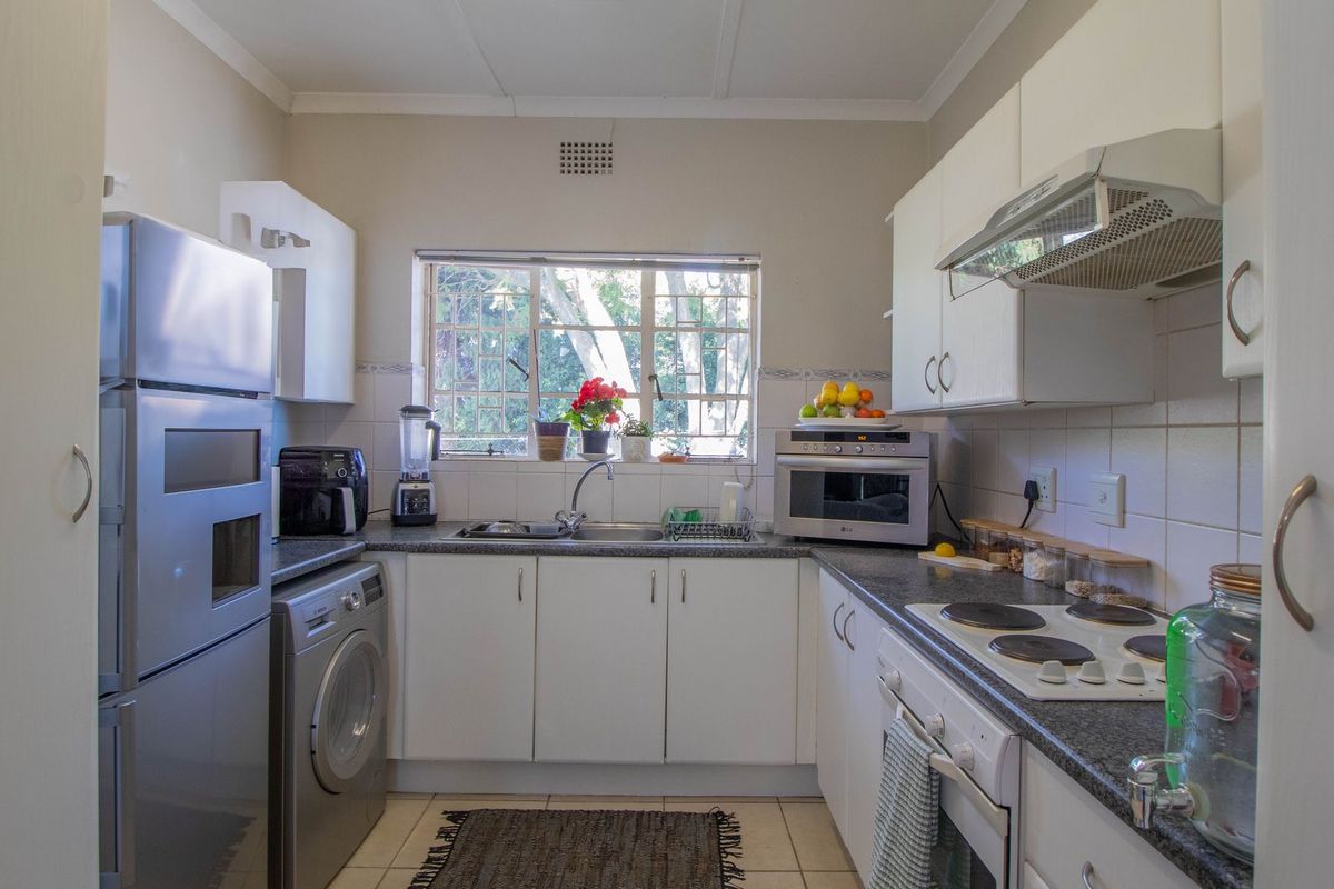 CHARMING PET FRIENDLY APARTMENT WITH PRIVATE GARDEN - Photo 5