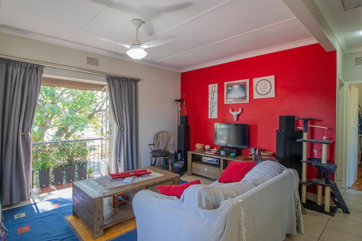 CHARMING PET FRIENDLY APARTMENT WITH PRIVATE GARDEN - Photo 3