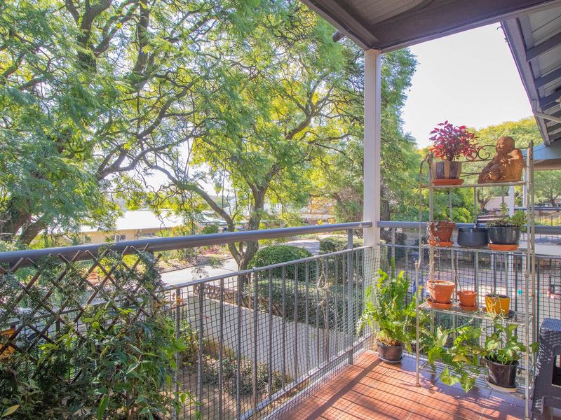 CHARMING PET FRIENDLY APARTMENT WITH PRIVATE GARDEN - Photo 6