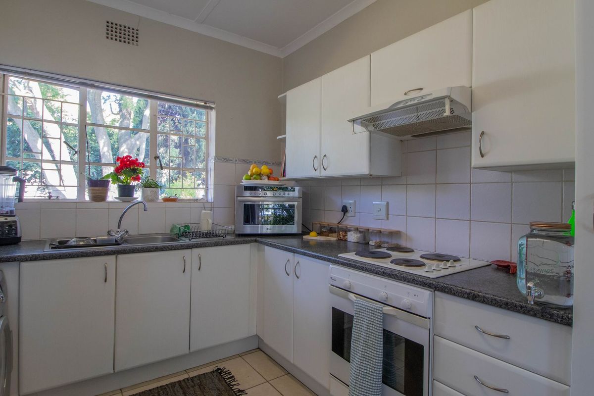 CHARMING PET FRIENDLY APARTMENT WITH PRIVATE GARDEN - Photo 4
