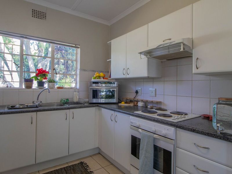 CHARMING PET FRIENDLY APARTMENT WITH PRIVATE GARDEN - Photo 4