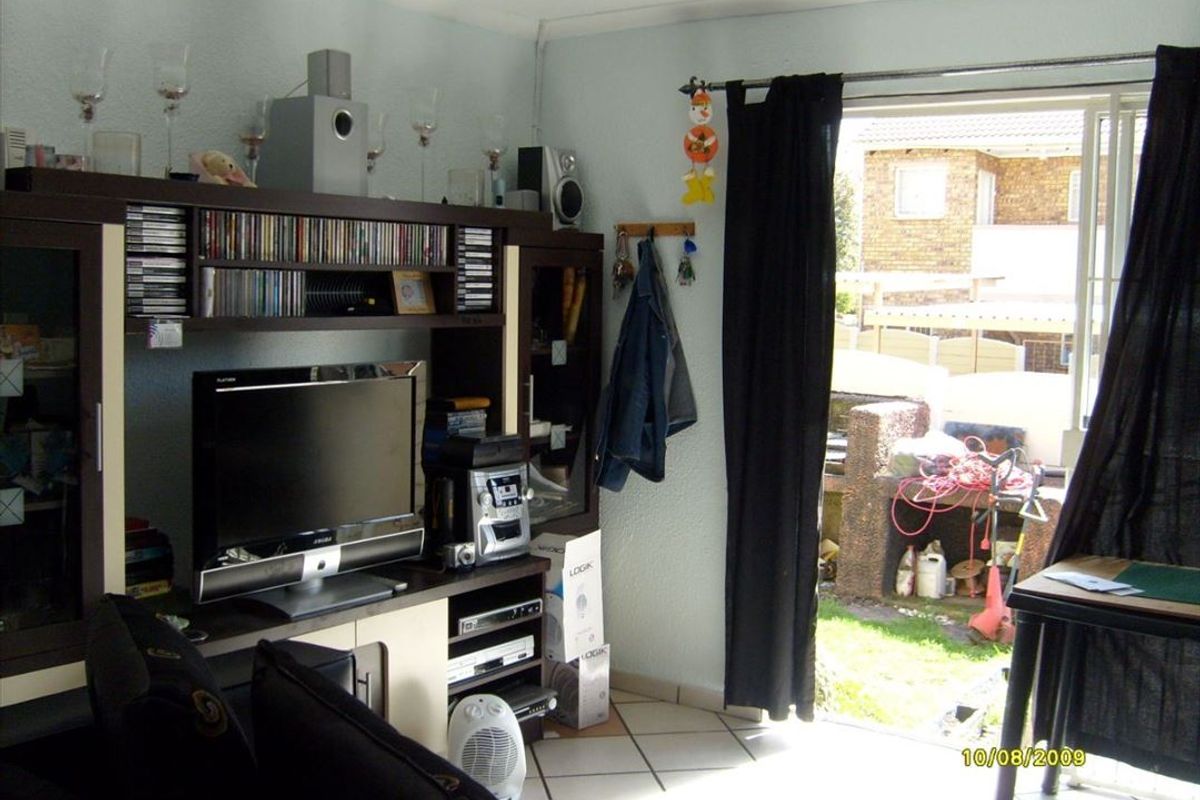 Charming Two-Bedroom Unit with Pantry and Carport - Photo 2