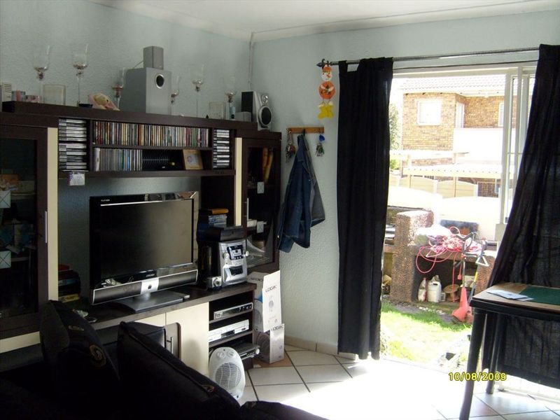 Charming Two-Bedroom Unit with Pantry and Carport - Photo 2