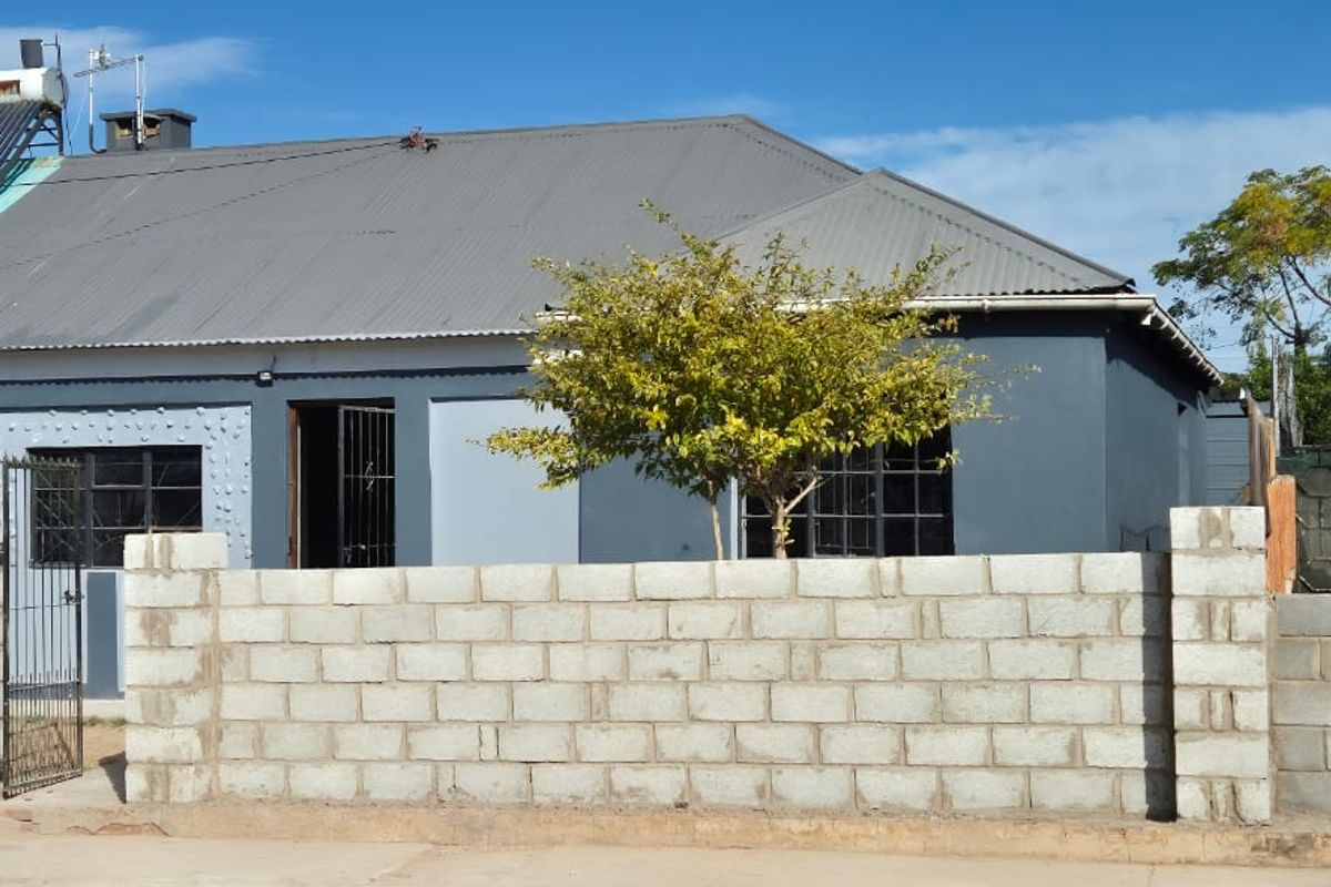 Immaculate new renovation. Just move in - Photo 2