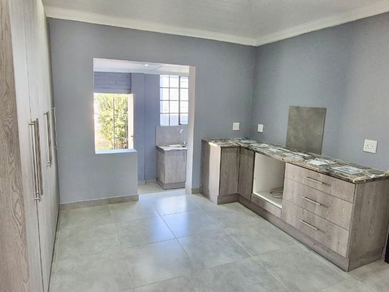 Immaculate new renovation. Just move in - Photo 10