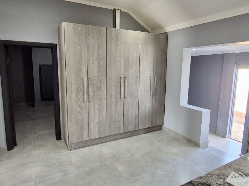 Immaculate new renovation. Just move in - Photo 9