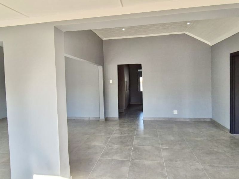 Immaculate new renovation. Just move in - Photo 8