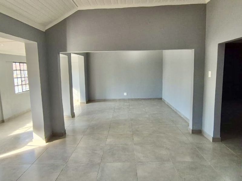 Immaculate new renovation. Just move in - Photo 6