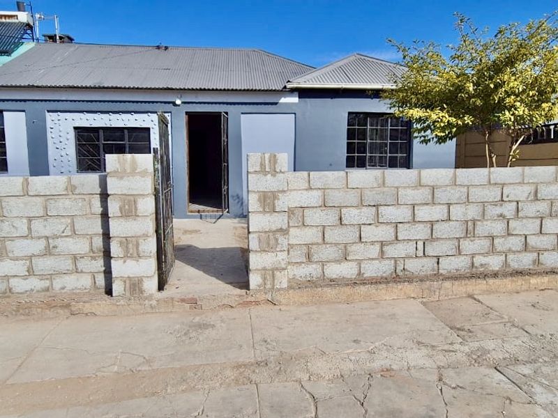 Immaculate new renovation. Just move in - Photo 3