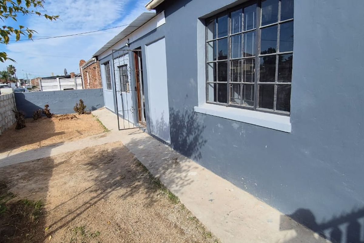 Immaculate new renovation. Just move in - Photo 4