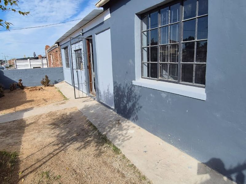 Immaculate new renovation. Just move in - Photo 4