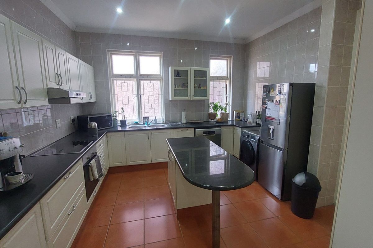 A beautiful, stylish and spacious apartment for sale in Glenwood - Photo 3