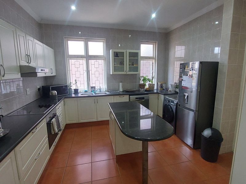 A beautiful, stylish and spacious apartment for sale in Glenwood - Photo 3