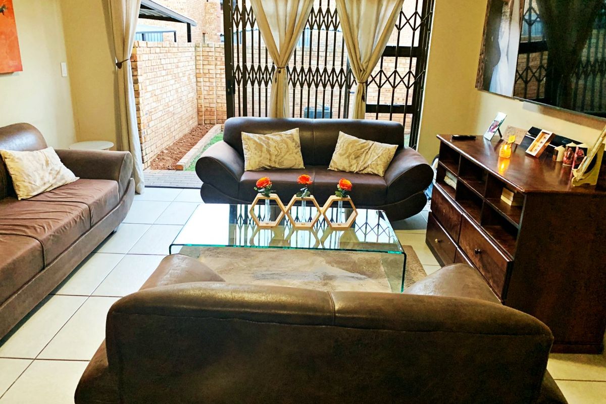 Modern 3-Bedroom Townhouse in Secure Estate in Goedeburg - Photo 4