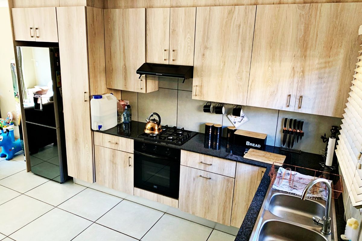 Modern 3-Bedroom Townhouse in Secure Estate in Goedeburg - Photo 2