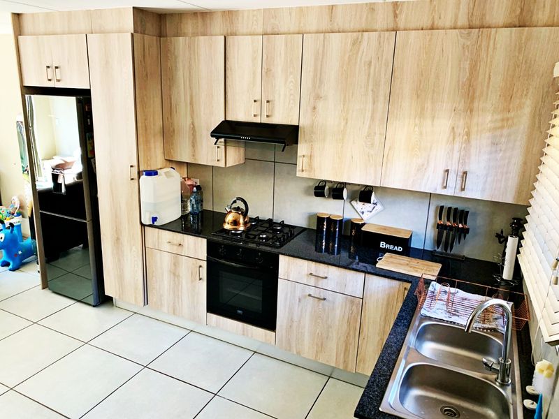 Modern 3-Bedroom Townhouse in Secure Estate in Goedeburg - Photo 2