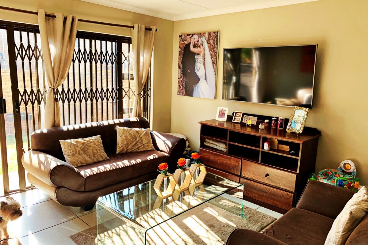 Modern 3-Bedroom Townhouse in Secure Estate in Goedeburg - Photo 5