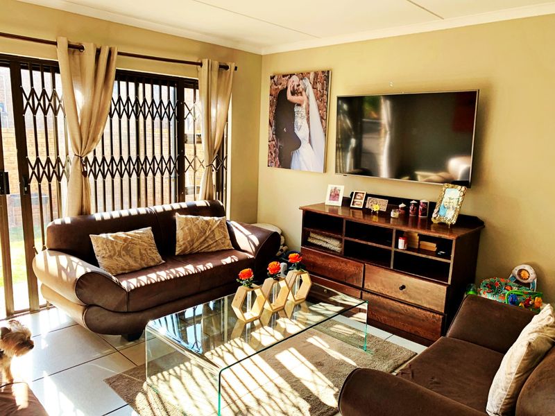 Modern 3-Bedroom Townhouse in Secure Estate in Goedeburg - Photo 5