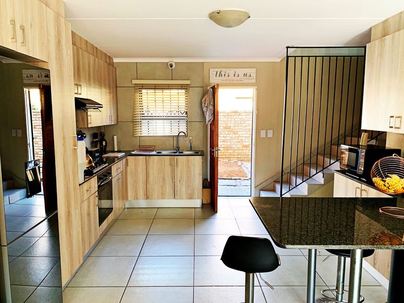 Modern 3-Bedroom Townhouse in Secure Estate in Goedeburg - Photo 3