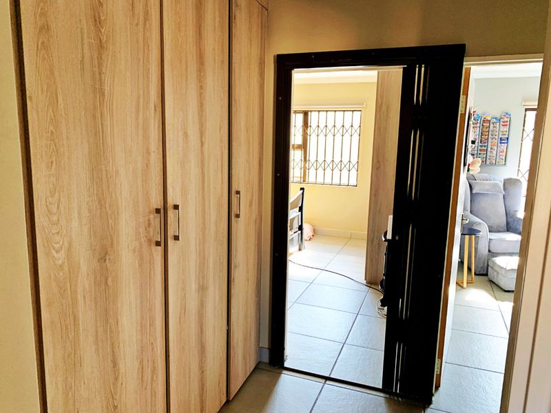 Modern 3-Bedroom Townhouse in Secure Estate in Goedeburg - Photo 9