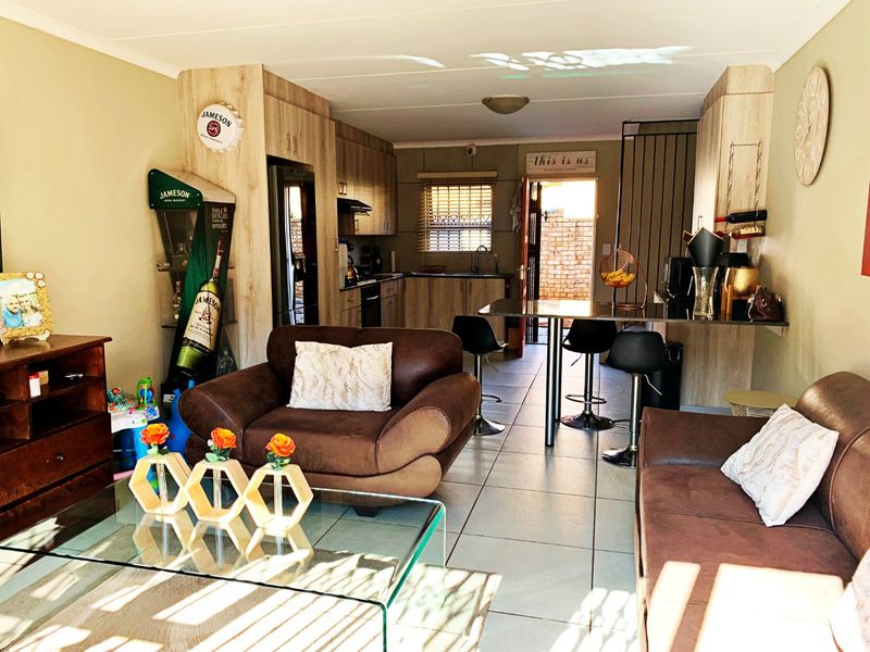 Modern 3-Bedroom Townhouse in Secure Estate in Goedeburg - Photo 6