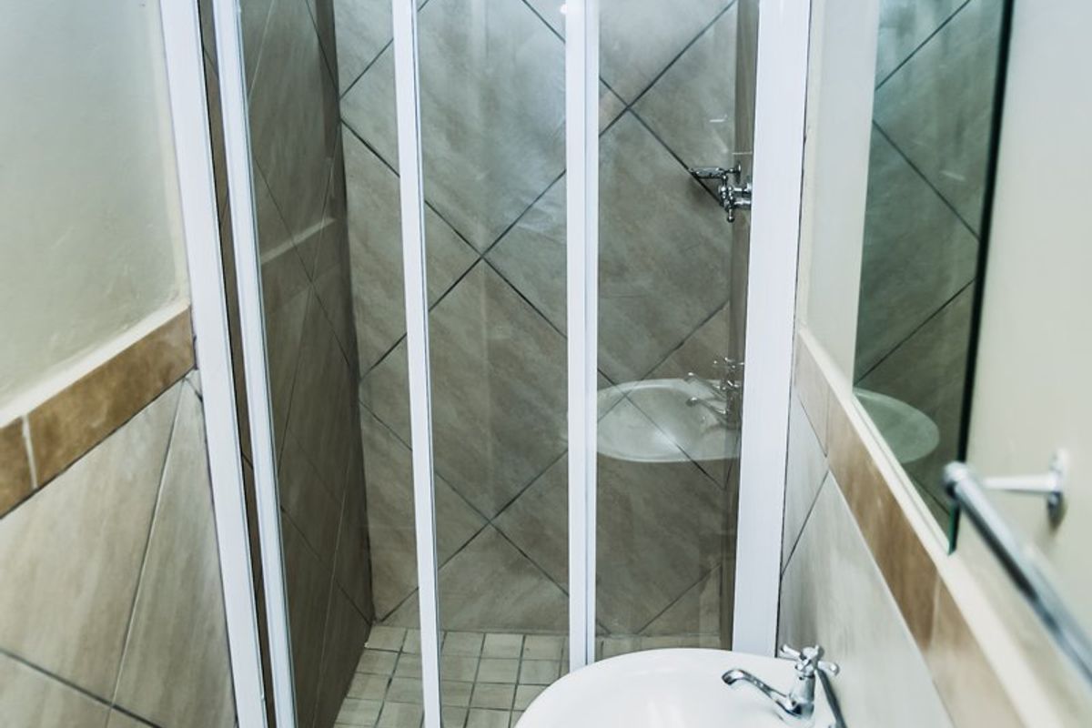 2 Bedroom Apartment For Sale in Glen Austin , Midrand - Photo 5