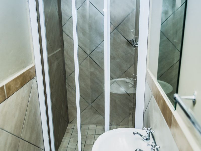 2 Bedroom Apartment For Sale in Glen Austin , Midrand - Photo 5