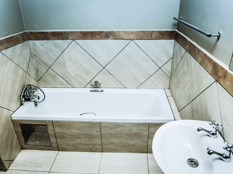 2 Bedroom Apartment For Sale in Glen Austin , Midrand - Photo 6