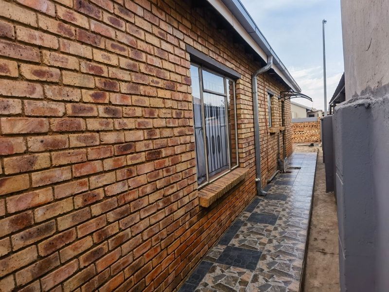 3 Bedroom house for Sale  in Daveyton  - Photo 3