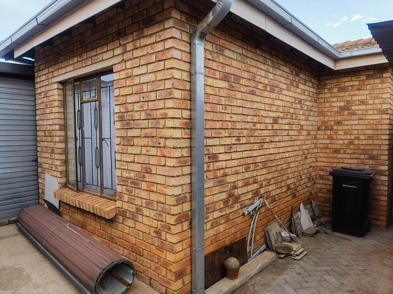 3 Bedroom house for Sale  in Daveyton  - Photo 2