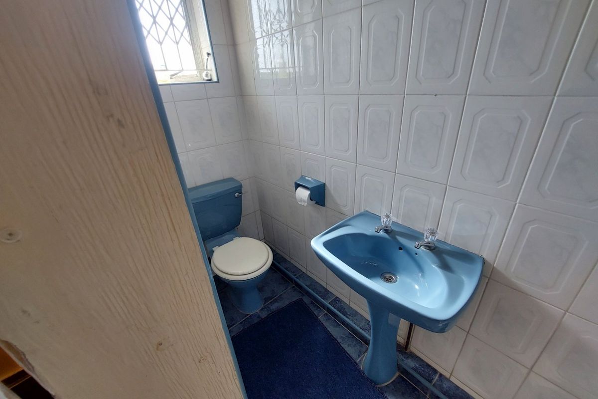 Beautiful home with stunning views for sale in Silverglen. - Photo 3