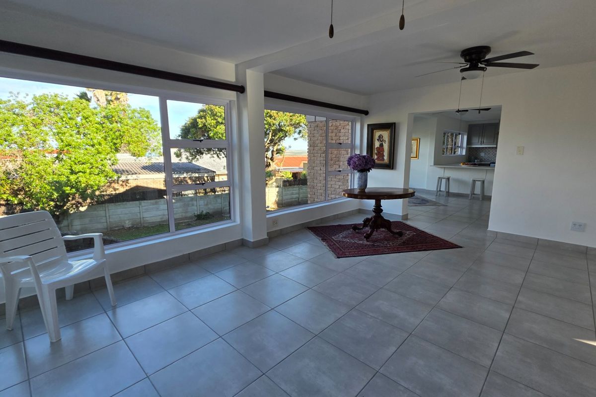 Large Freestanding House... Large Garden... Sea Views !!! - Photo 5